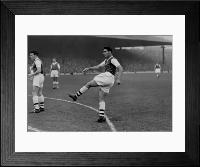 Framed Print : Cliff Holton - Arsenal Framed Print : Cliff Holton - Arsenal