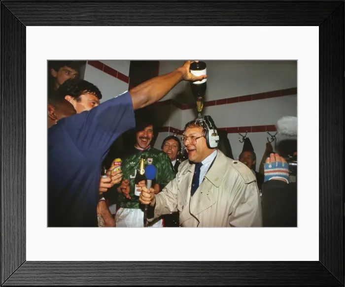 Framed Print : Arsenal celebrate their 1991 league title victory Framed Print : Arsenal celebrate their 1991 league title victory