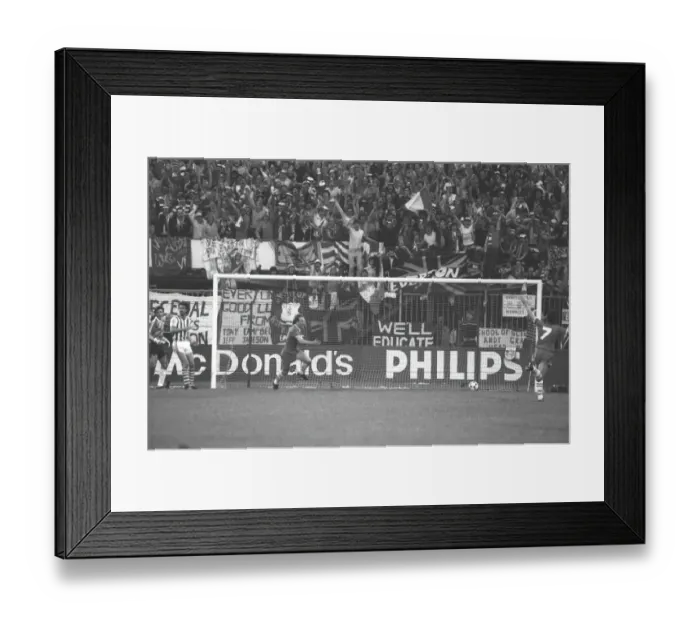 Framed Print : Andy Gray scores for Everton - 1985 Cup Winners Cup Final