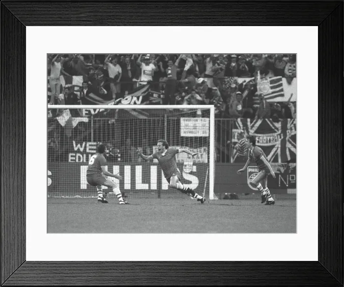 Framed Print : Andy Gray scores for Everton - 1985 Cup Winners Cup Final Framed Print : Andy Gray scores for Everton - 1985 Cup Winners Cup Final