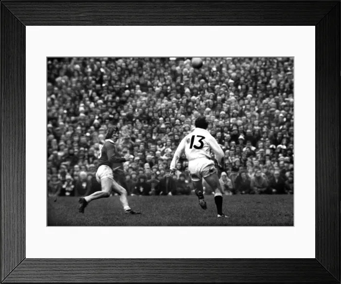 Framed Print : Andy Maxwell kicks ahead against JPR Williams - 1976 Five Nations