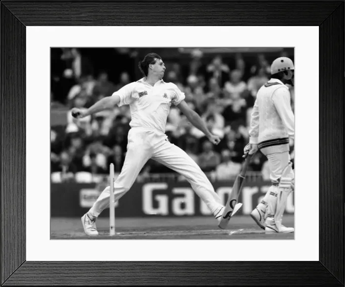 Framed Print : Tim Munton bowls for England Framed Print : Tim Munton bowls for England