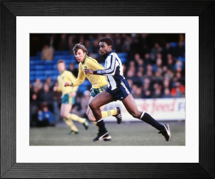 Framed Print : Laurie Cunningham - West Bromwich Albion Framed Print : Laurie Cunningham - West Bromwich Albion