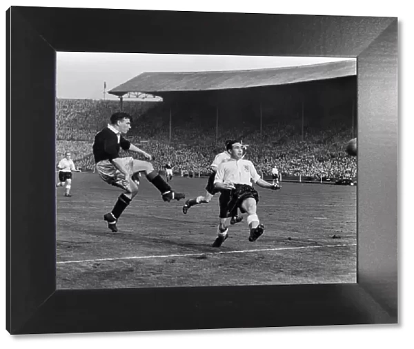 Scotlands Lawrie Reilly and Englands Alf Ramsey - 1952  /  3 Home Championship
