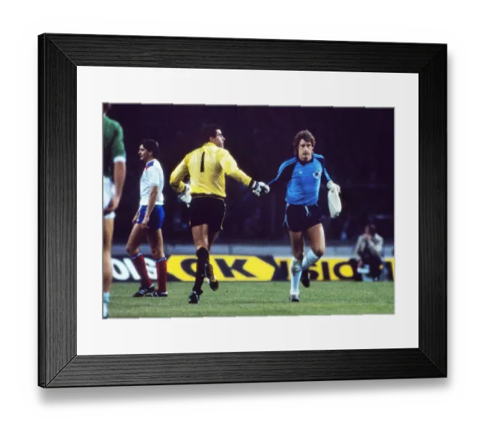 Framed Print : Englands Peter Shilton and West Germanys Toni Schumacher Framed Print : Englands Peter Shilton and West Germanys Toni Schumacher