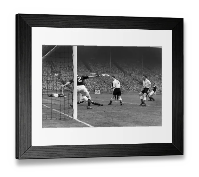 Framed Print : Ivor Broadis scores for England - 1952 / 3 British Home Championship Framed Print : Ivor Broadis scores for England - 1952 / 3 British Home Championship