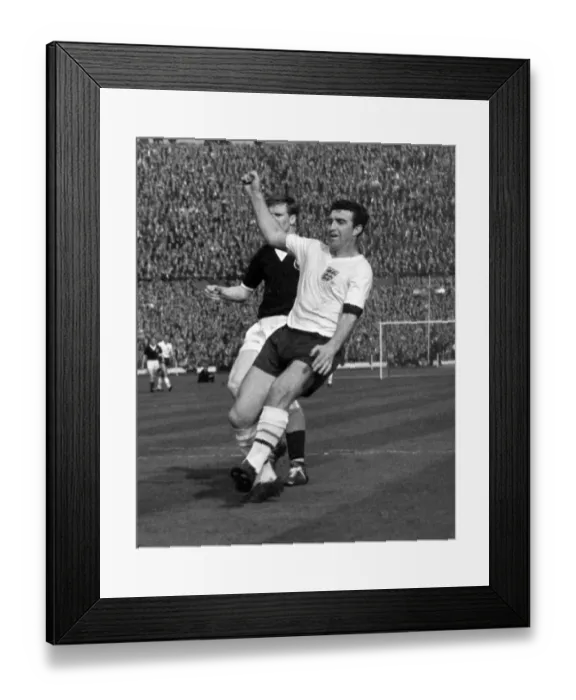 Framed Print : Bobby Smith - England Framed Print : Bobby Smith - England