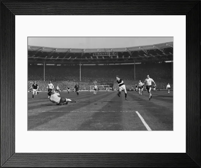 Framed Print : Scotlands John White sees his shot saved from England goalkeeper Gordon Banks - 1962 / 3 British Home Championship Framed Print : Scotlands John White sees his shot saved from England goalkeeper Gordon Banks - 1962 / 3 British Home Championship