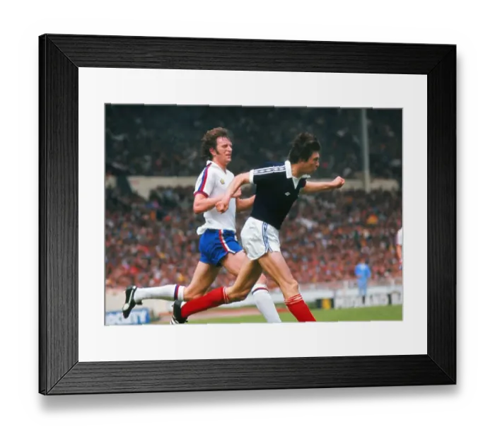 Framed Print : Englands Mick Channon and Scotlands Tom Forsyth - 1977 British Home Championship