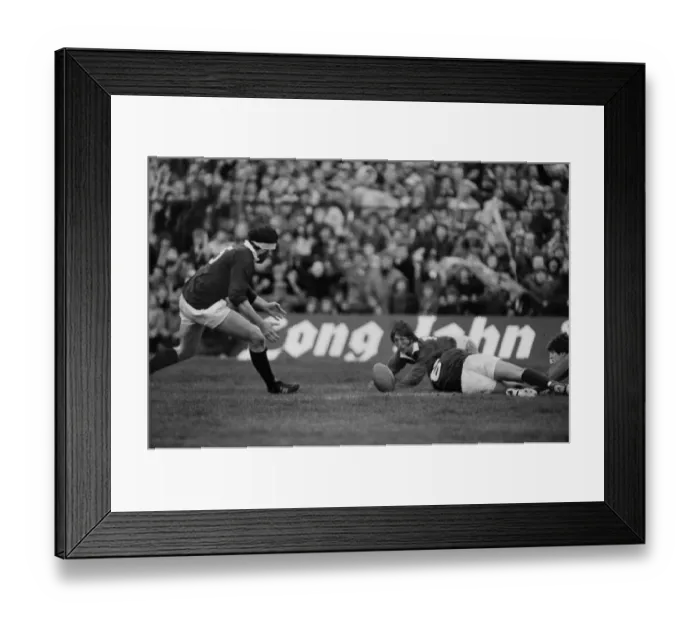 Framed Print : Alan Tomes scores for Scotland against Wales - 1981 Five Nations (1 of 3) Framed Print : Alan Tomes scores for Scotland against Wales - 1981 Five Nations (1 of 3)