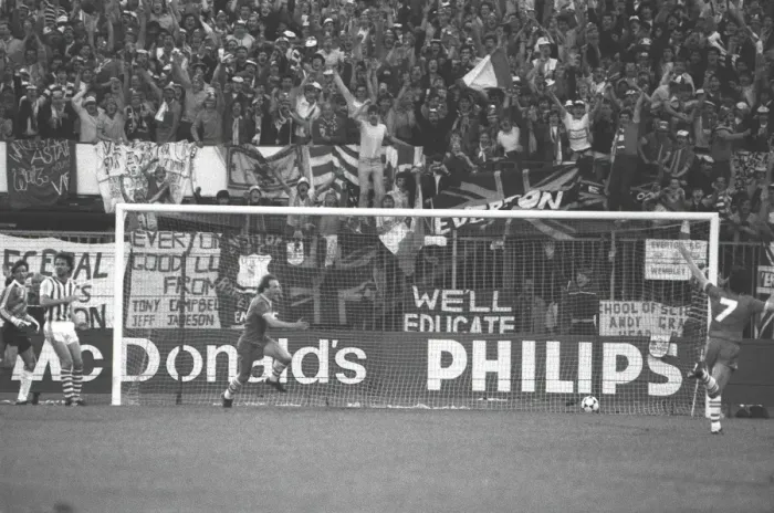Framed Print : Andy Gray scores for Everton - 1985 Cup Winners Cup Final
