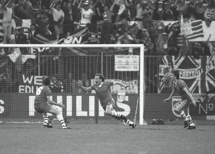 Framed Print : Andy Gray scores for Everton - 1985 Cup Winners Cup Final Framed Print : Andy Gray scores for Everton - 1985 Cup Winners Cup Final