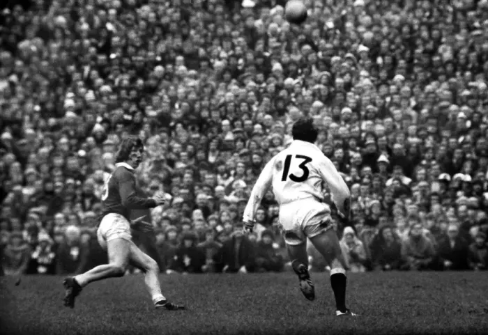 Framed Print : Andy Maxwell kicks ahead against JPR Williams - 1976 Five Nations