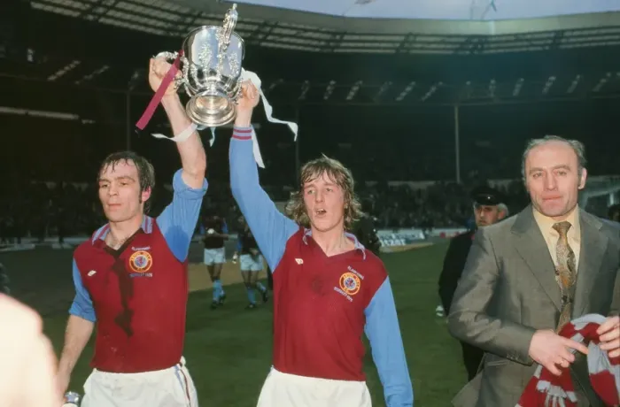 Framed Print : Aston Villas Ian Ross and Ian Chico Hamilton parade the League Cup with manager Ron Saunders in 1975