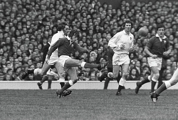 Barry John kicks ahead against England - 1972 Five Nations