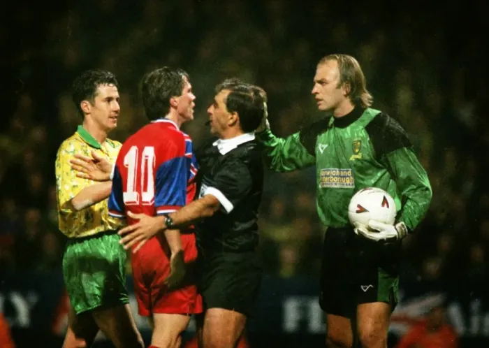 Framed Print : Bayerns Lothar Matthaeus and Norwich goalkeeper Bryan Gunn are separated at Carrow Road Framed Print : Bayerns Lothar Matthaeus and Norwich goalkeeper Bryan Gunn are separated at Carrow Road