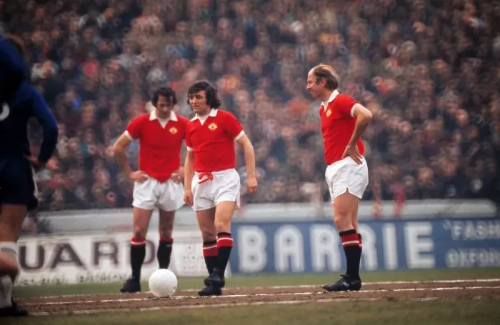Framed Print : Bibby Charlton prepares to kick-off for Manchester United in his final game for the club Framed Print : Bibby Charlton prepares to kick-off for Manchester United in his final game for the club