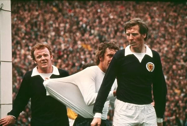 Billy Bremner pulls Martin Chiver shirt in the 1972 Home Championship