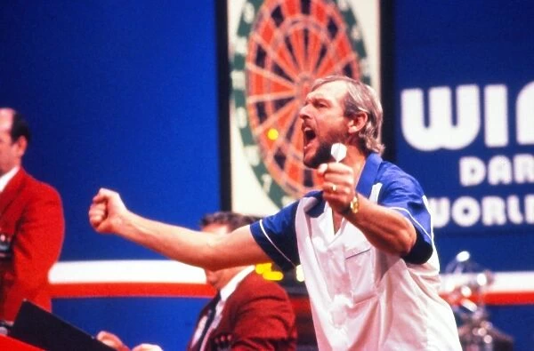 Bob Anderson celebrates victory - 1988 Winmau World Masters