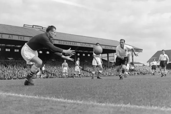 Framed Print : Boltons Nat Lofthouse bears down on Arsenals Jack Kelsey in 1955 Framed Print : Boltons Nat Lofthouse bears down on Arsenals Jack Kelsey in 1955