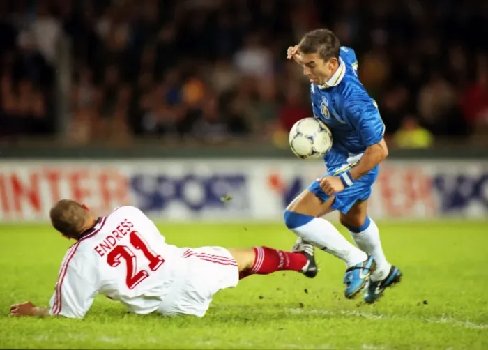 Framed Print : Chelseas Roberto Di Matteo jumps over a tackle from Jochen Endress in the 1998 Cup Winners Cup Final Framed Print : Chelseas Roberto Di Matteo jumps over a tackle from Jochen Endress in the 1998 Cup Winners Cup Final