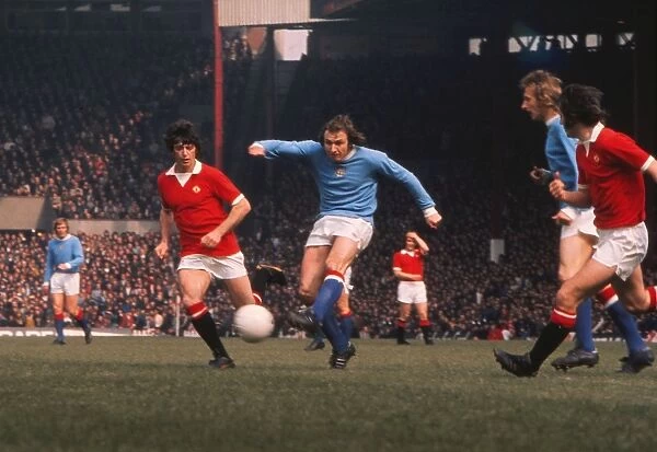 Denis Tueart shoots for Manchester City in 1974