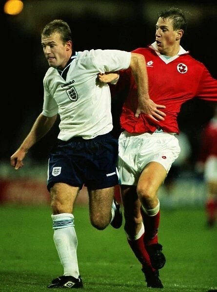Englands Alan Shearer takes on Switzerland in 1995