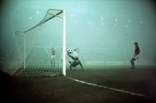 Englands Malcolm MacDonald scores a disallowed goal in the fog during the abandoned game against Czechoslovakia in 1975