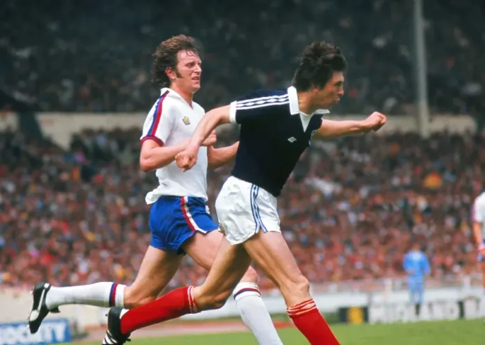 Framed Print : Englands Mick Channon and Scotlands Tom Forsyth - 1977 British Home Championship