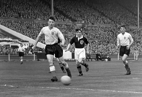 Englands Roger Byrne and Duncan Edwards, and Scotlands Lawrie Reilly - 1954  /  5 British Home Championship