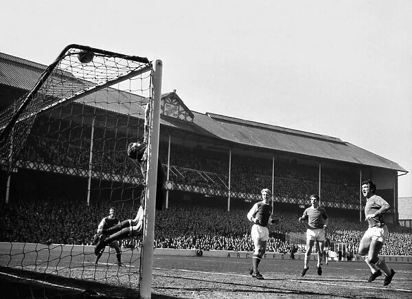 Everton 2 Arsenal 0. Football - 1967  /  1968 First Division - Everton 2 Arsenal 0