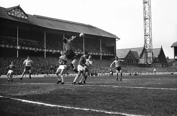 Everton 2 Chelsea 1. Football - 1967  /  1968 First Division - Everton 2 Chelsea 1
