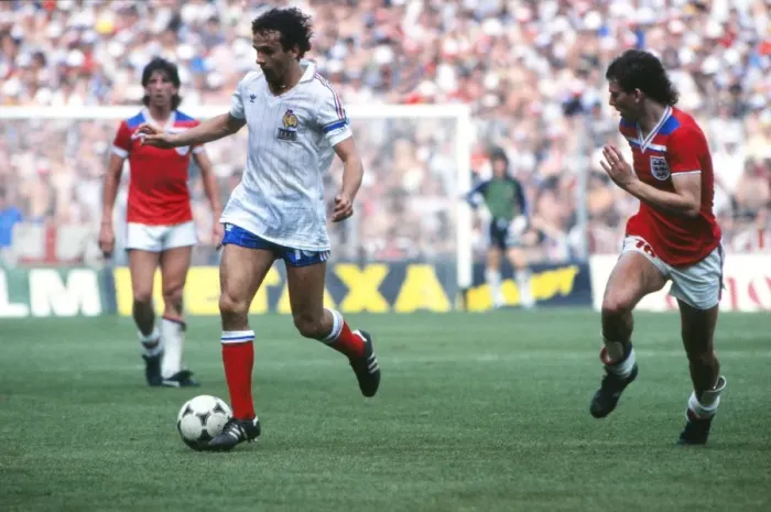 Framed Print : Frances Michel Platini and Englands Bryan Robson - 1982 World Cup Framed Print : Frances Michel Platini and Englands Bryan Robson - 1982 World Cup