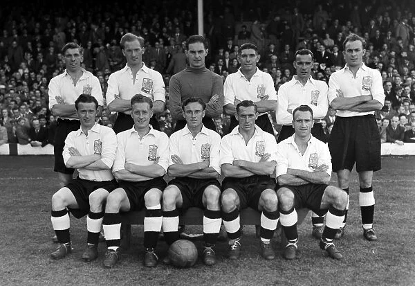 Fulham - 1950 / 51. Football : Blackpool v Fulham 04 / 09 / 1950 Fulham team group