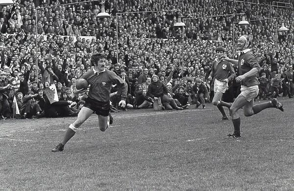 Gerald Davies scores against Ireland - 1971 Five Nations