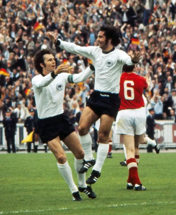 Framed Print : Gerd Muller celebrates his goal with Franz Beckenbauer in the final of Euro 72
