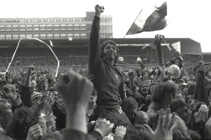Framed Print : JPR Williams is carried off the Cardiff Arms Park pitch after his final game for Wales Framed Print : JPR Williams is carried off the Cardiff Arms Park pitch after his final game for Wales