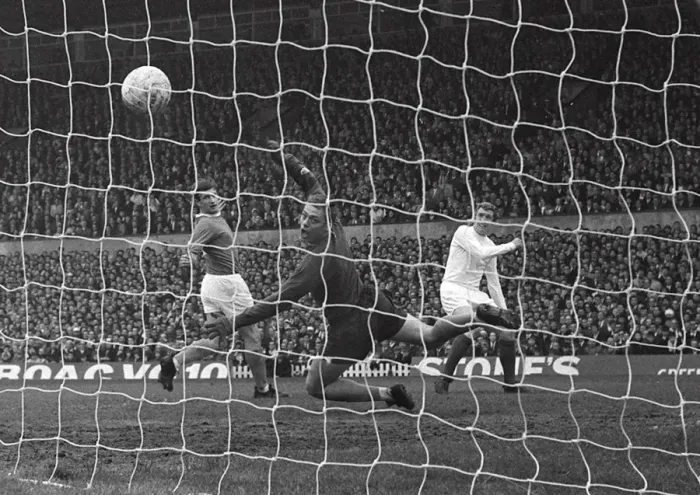 Framed Print : Leeds Mick Jones shoots at Everton goalkeeper Gordon West in the 1968 FA Cup Framed Print : Leeds Mick Jones shoots at Everton goalkeeper Gordon West in the 1968 FA Cup