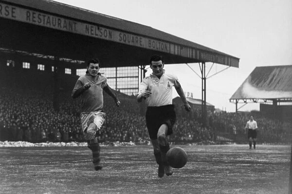 Leeds Uniteds Len Browning and Boltons Matt Gillies compete for the ball in the 1950 FA cup