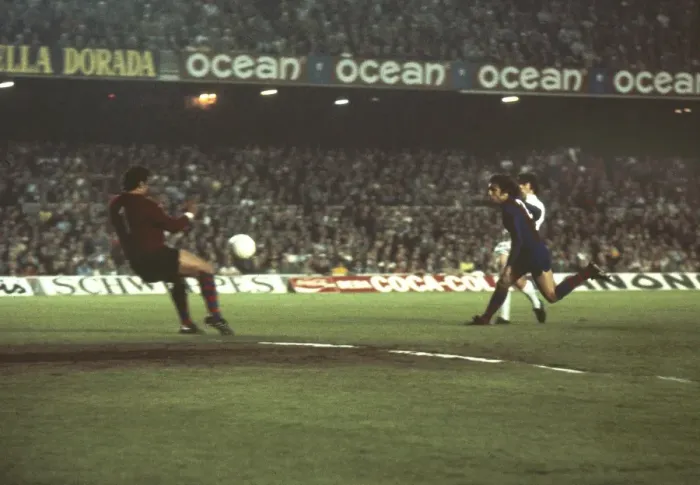 Framed Print : Leeds Uniteds Peter Lorimer scores at the Nou Camp in the 1975 European Cup Framed Print : Leeds Uniteds Peter Lorimer scores at the Nou Camp in the 1975 European Cup