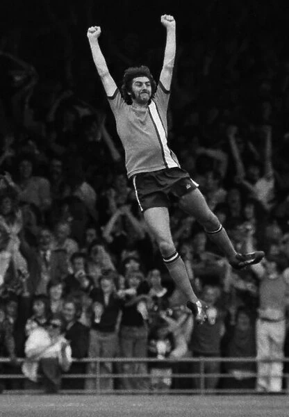 Luton 1 Liverpool 2. Football - 1974  /  1975 First Division - Luton Town 1 Liverpool 2