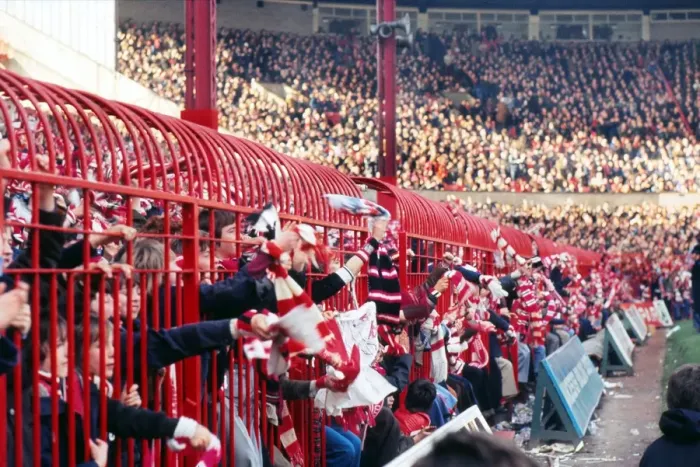 Framed Print : Manchester United fans hold their scarves through fences at the Stretford End in 1977 Framed Print : Manchester United fans hold their scarves through fences at the Stretford End in 1977