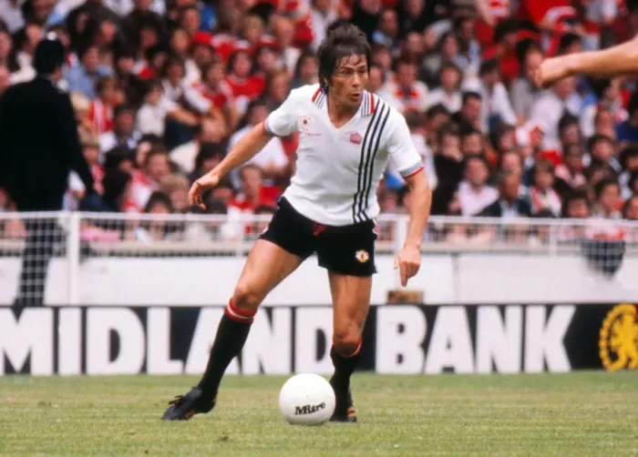 Framed Print : Manchester Uniteds Stuart Pearson - 1977 Charity Shield