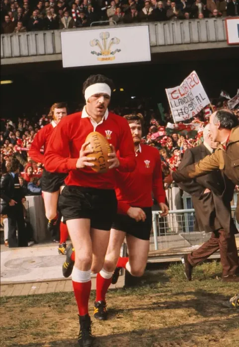 Framed Print : Mervyn Davies leads out the Welsh team at Cardiff Arms Park - 1975 Five Nations Framed Print : Mervyn Davies leads out the Welsh team at Cardiff Arms Park - 1975 Five Nations