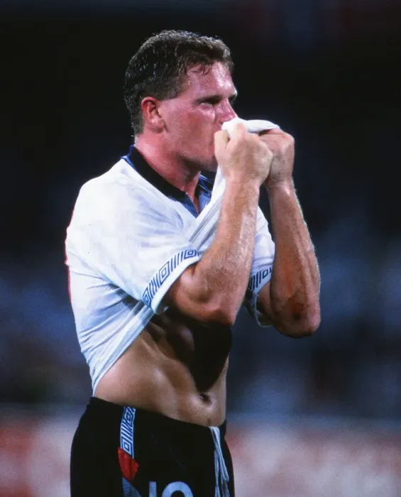 Framed Print : Paul Gascoigne kisses his shirt in celebration after victory over Cameroon at Italia 90