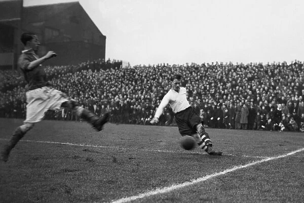 Prestons Tom Finney crosses the ball against Manchester United in 1947