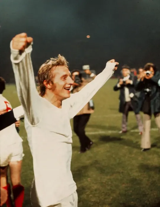 Framed Print : Scotlands Denis Law celebrates qualification for the 1974 World Cup