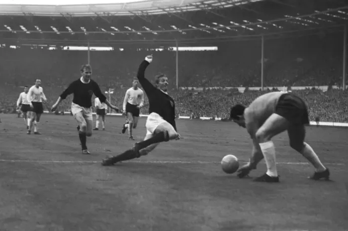Framed Print : Scotlands Denis Law moves in to challenge England goalkeeper Gordon Banks