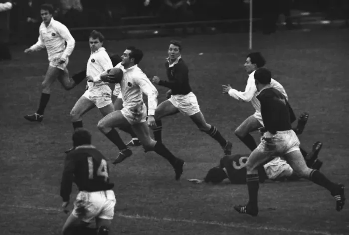Framed Print : Scotlands John Frame makes the break for the match-winning try against South Africa in 1969 Framed Print : Scotlands John Frame makes the break for the match-winning try against South Africa in 1969