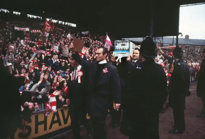 Framed Print : The Sunderland 1973 FA Cup homecoming funeral procession moves past the stand Framed Print : The Sunderland 1973 FA Cup homecoming funeral procession moves past the stand